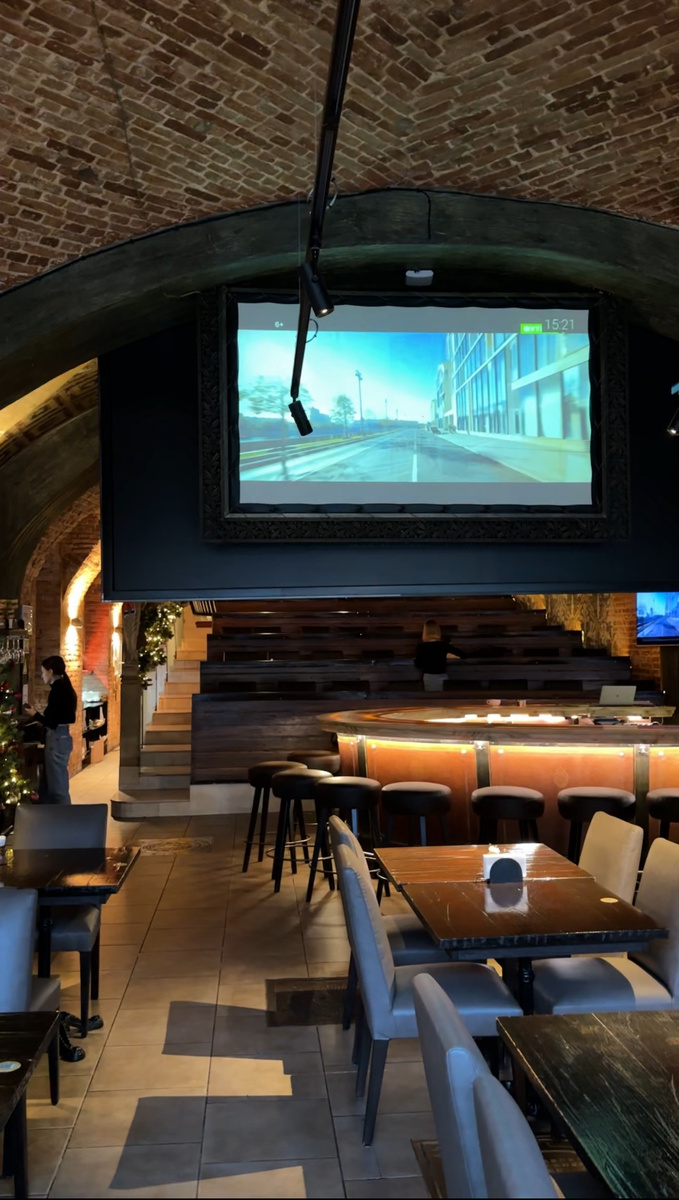 Большой зал с огромным экраном и трибуной 