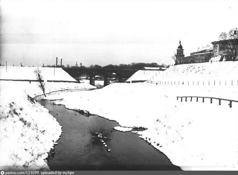 Яуза в 1925-1930 годах. Вид от Костомаровского моста (на Садовом кольце) в сторону железнодорожного, по которому до сих пор ездят составы Курского направления. С сайта www.pastvu.com.