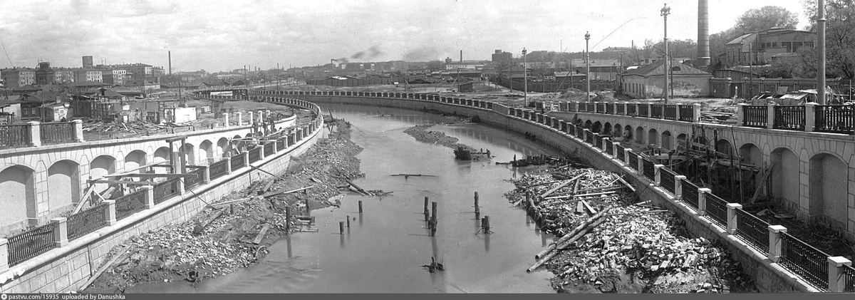 Вид с той же точки, но уже в процессе реконструкции реки, 1941. С сайта www.pastvu.com.