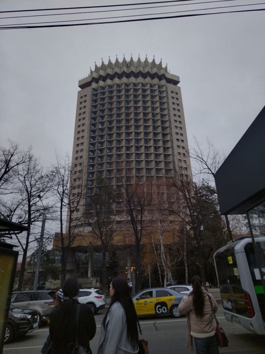 Эту гостиницу видно из большого числа точек города!… Ну, здание-то высотное, его легко обнаружить.