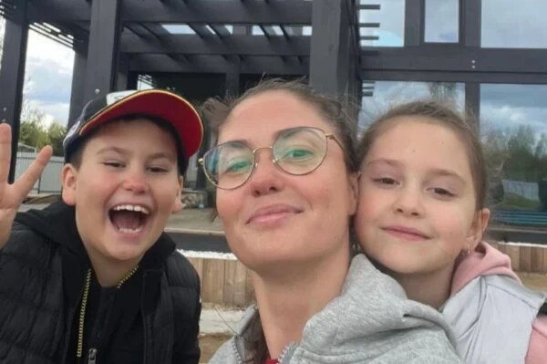    Агата Муцениеце с детьми, фото: КП