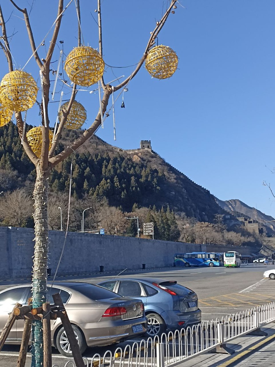 Вдали виднеется кусочек Великой китайской стены