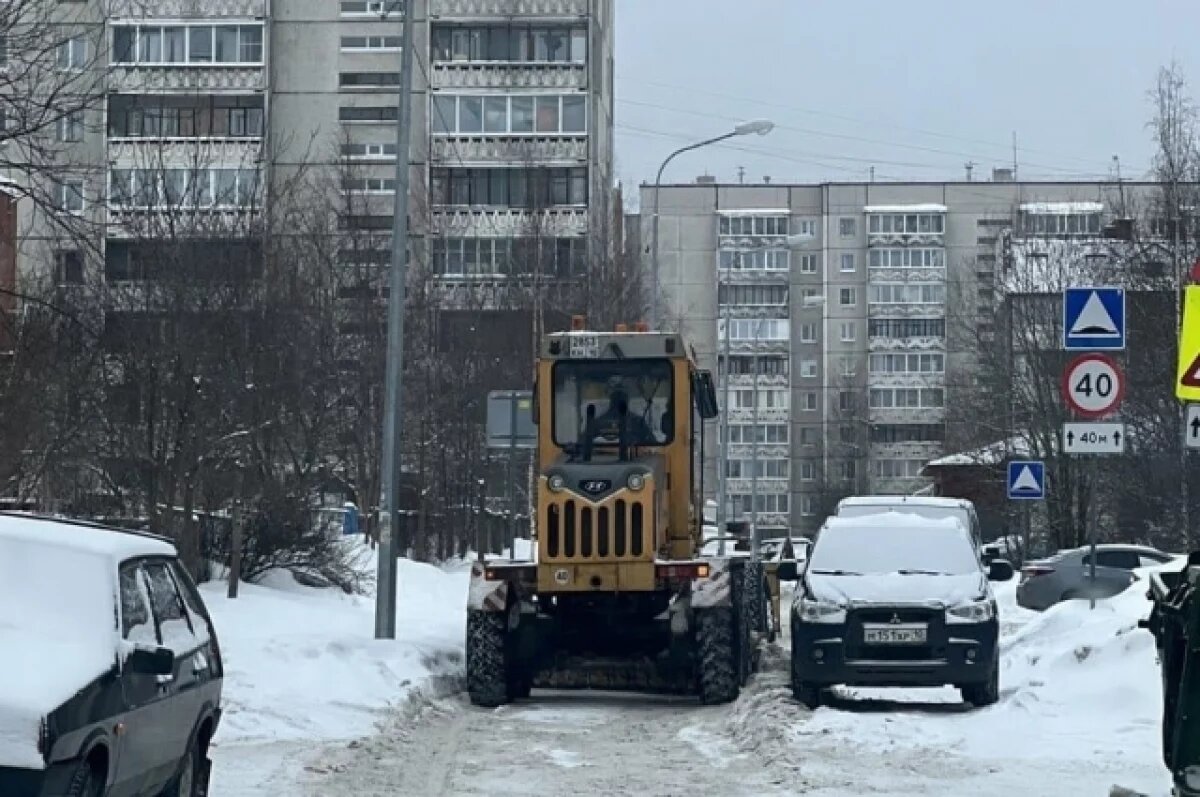    В Петрозаводске расчищают дороги после снегопада