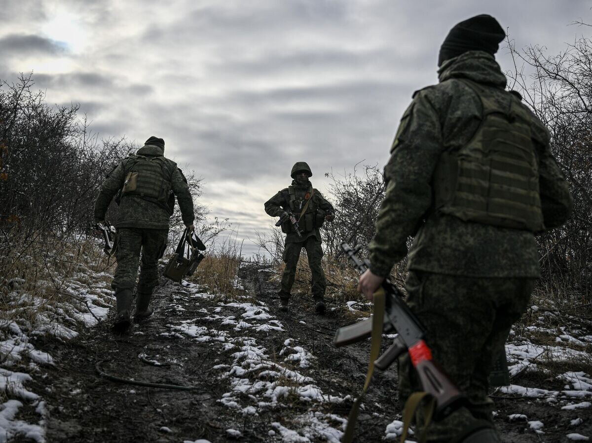    Военнослужащие реактивной артиллерийской батареи РСЗО БМ-21 "Град" 44-го армейского корпуса группировки войск "Север"© РИА Новости . Сергей Бобылев