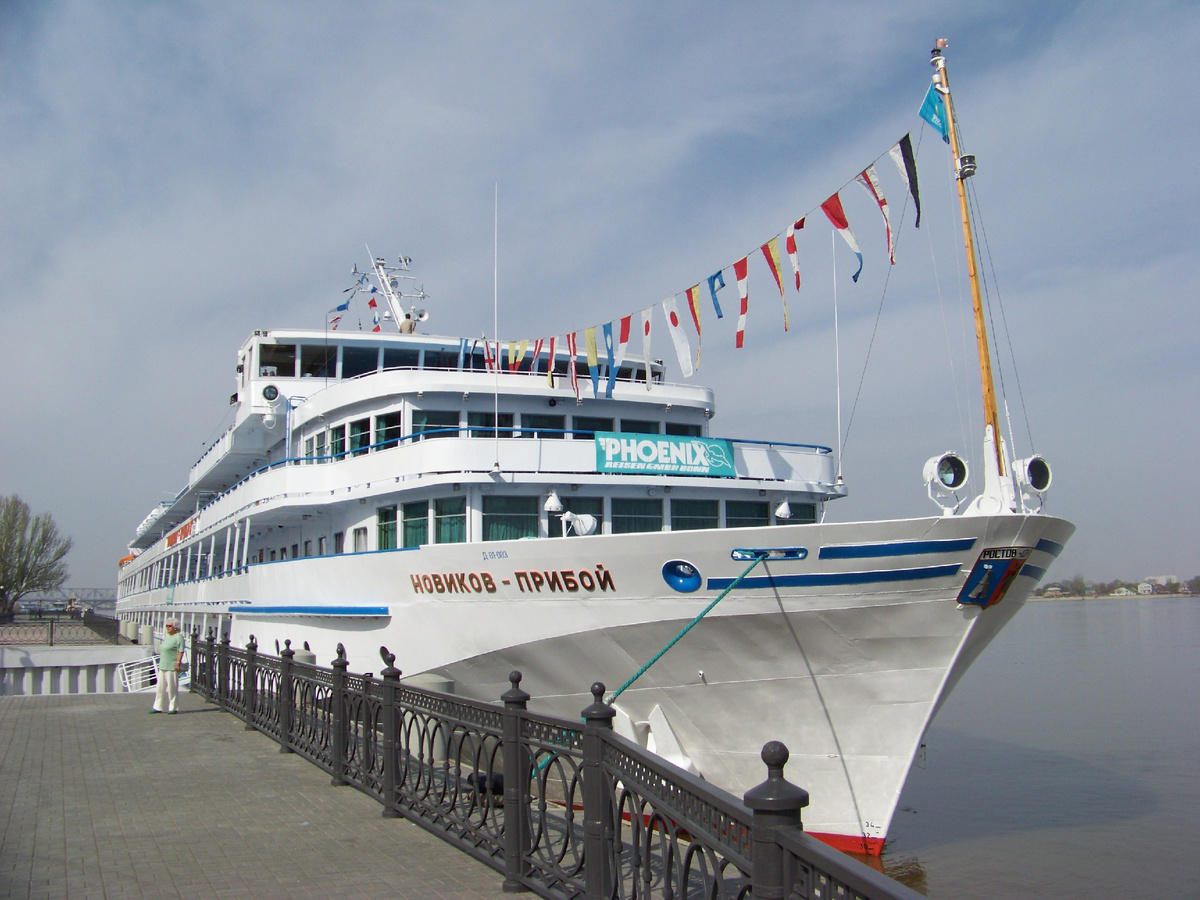 теплоход "НОВИКОВ-ПРИБОЙ" в Астрахани