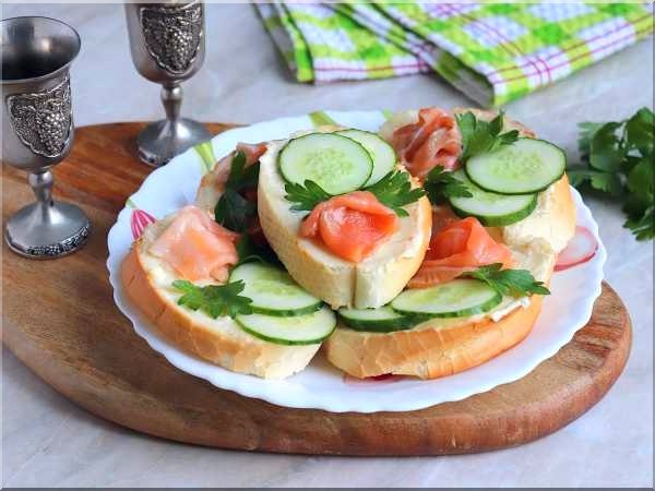 Закуска с красной рыбой на пшеничной булке часто была частью праздничного стола