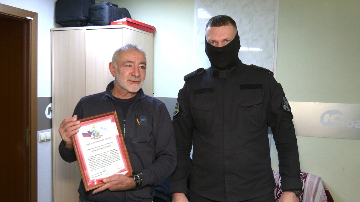    Сотрудники ОМОН поздравили журналистов телекомпании «Югра» с профессиональным праздником