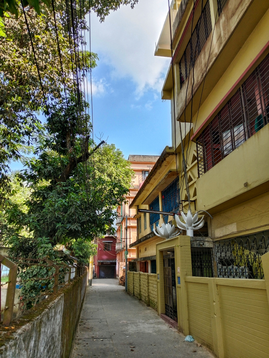 Чтобы увидеть нечто интересное, стоит углубиться с безликих центральных улиц города, и тогда открывается внутренняя жизнь города).               Два дня, проведенных в Силхете оставили тонну ярких впечатлений в нас, и из них много позитивных). 