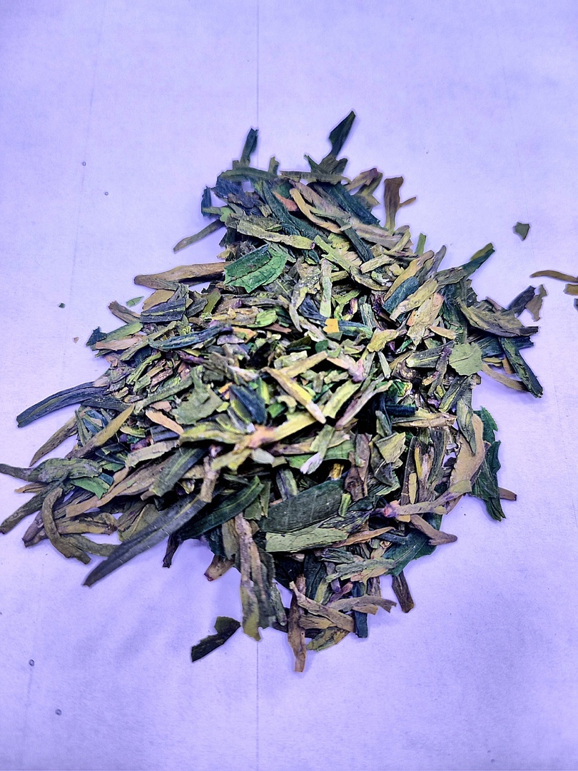 На фото мой лидер, любимчик зеленых чаев - Лунцзин (кит. трад. 龍井茶, упр. 龙井茶, пиньинь lóngjǐngchá) — "Колодец дракона"