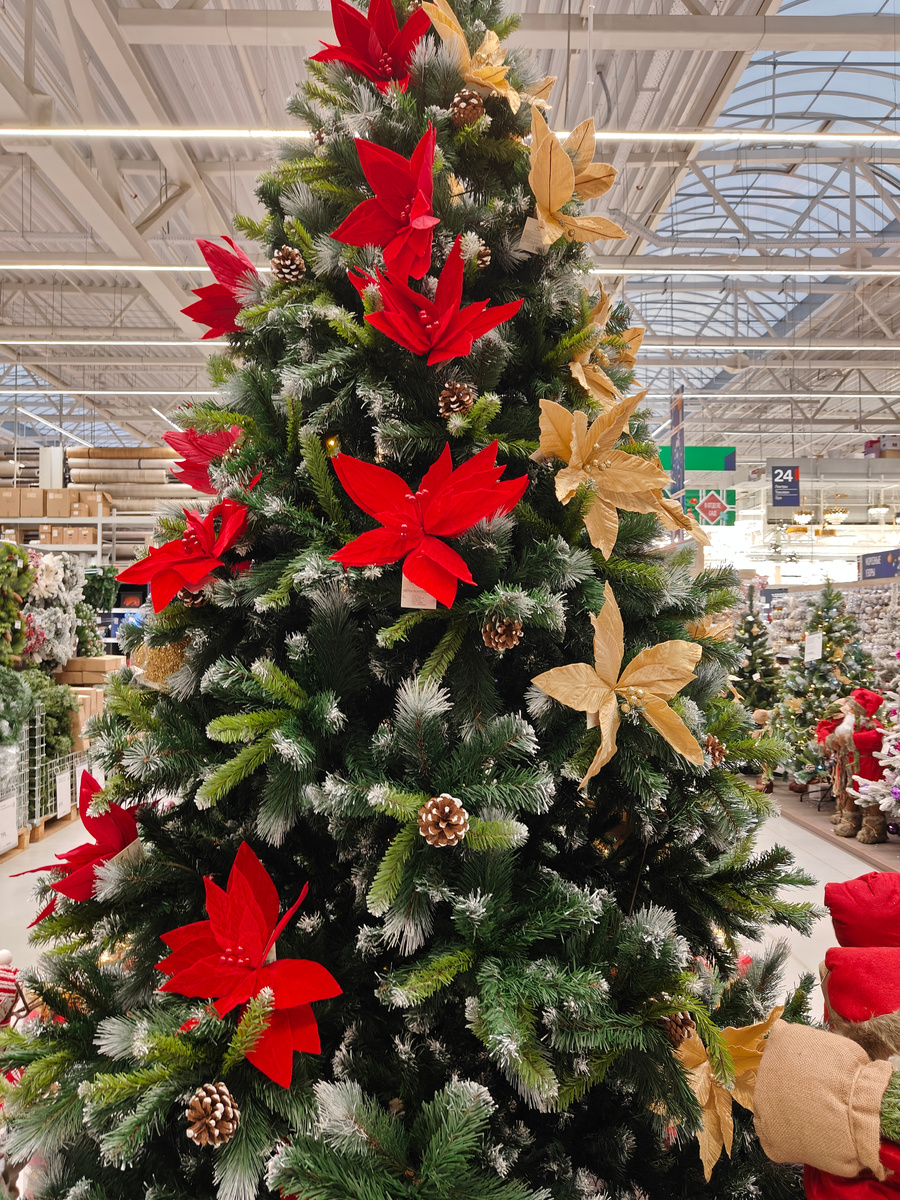 Наряженная ёлка в гипермаркете Ашан