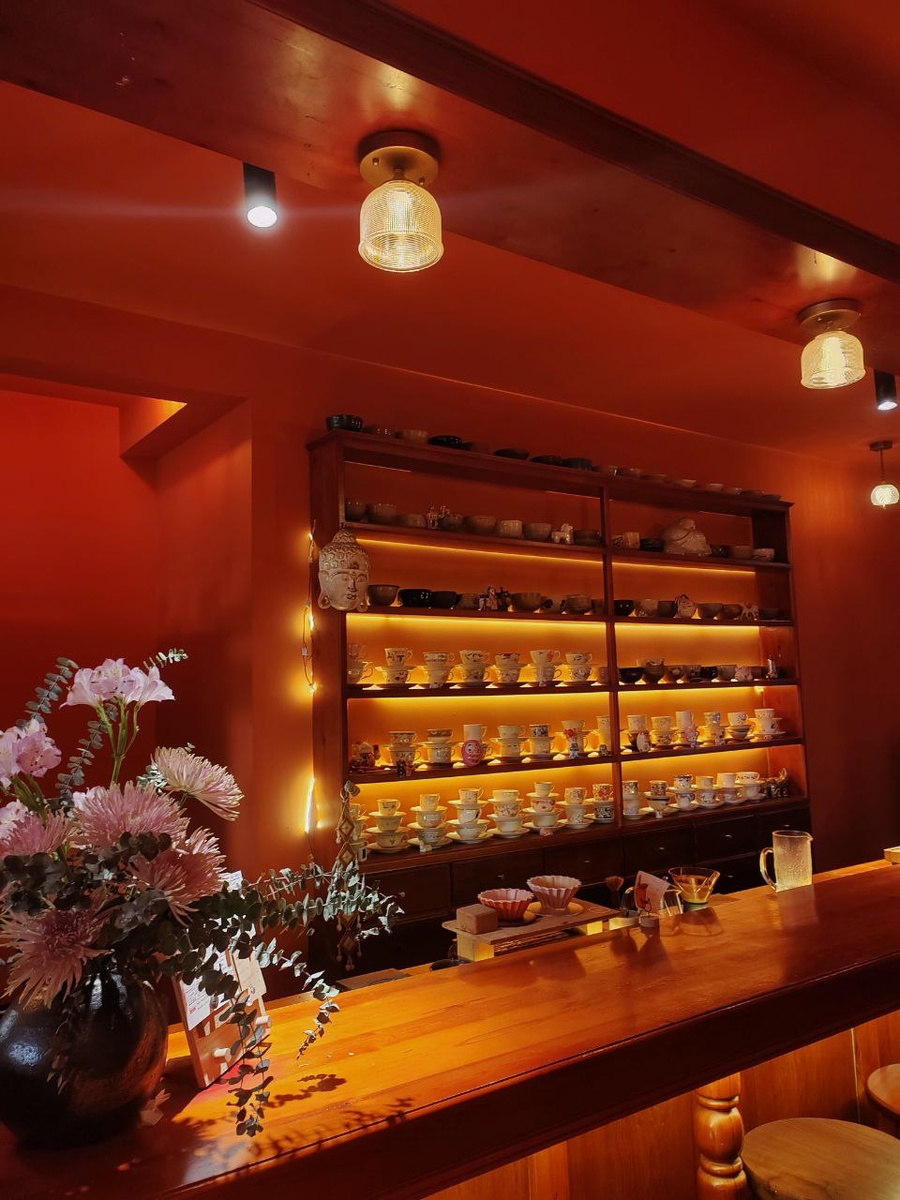 Недавно была в чайной с большим выбором напитков и десертов с японской матчей. Мне кажется, фото подходит под атмосферу романа.
