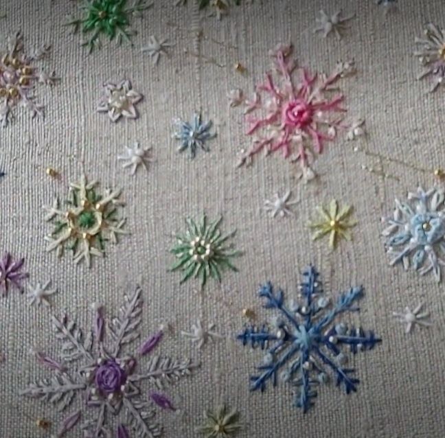    Сэмплер со снежинками от Веры Буровой   
Источник: Скриншот из видео