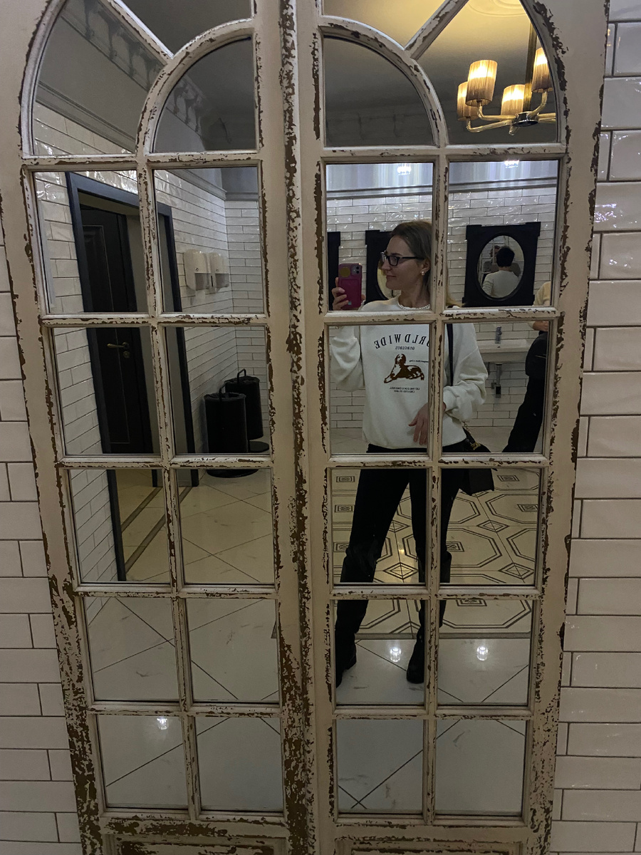 Это было несколько лет назад. 

Рассказываю.

Мы пошли в прошлую жизнь, посмотрели, получили ответы по её запросу (если честно я уже не помню запрос, но это сейчас и не имеет отношение к теме поста).

Далее мы перешли в «Жизнь между Жизнями» как назвал это пространство Майкл Ньютон или, если проще сказать, - на уровень Души.

Там девушка так же получила ответы на свои вопросы.

И далее мы попросили показать будущее. Это показывают не всем.
Но если показывают, это обычно очень вдохновляет и там тоже можно получить ответы по своему запросу.

Так вот, мы переходим в картинку будущего.

И девушка видит себя в тюрьме. 

Хотя обычно будущее всегда очень позитивное и вдохновляющее.

За мою огромную практику у меня было всего два или три таких случая, когда будущее виделось в очень не радостном ключе.

И сейчас вы поймёте, почему так бывает.

Итак, девушка видит себя в тюрьме. Естественно ощущения не из приятных. Она полностью погрузилась в эту картинку и всё прочувствовала. Какого это…

Когда мы спросили, почему такое будущее ей показали.

Девушке ответили, что если она продолжит заниматься тем, чем занимается и ничего не изменит, то это будущее и правда её ждёт.

Тем самым Высшие Силы предупредили её о возможных последствиях.

Я, к слову сказать, была не в курсе её дел, но после сеанса девушка рассказала мне, о чем идет речь.

Оказалось, что у неё своя частная бухгалтерская фирма. И есть некоторые не очень «добропорядочные» клиенты, работая с которыми она попадает под нарушение рамок закона и она это знает. (она живет не в России, а в другой стране).

После сеанса она всё переосмыслила и осознала. 

А через несколько месяцев девушка сообщила мне, что она полностью закончила вести бухгалтерские дела с  такими клиентами и отказалась от дальнейшего сотрудничества с ними. Даже несмотря на то, что они приносили ей хороший доход.
И оставила себе только тех клиентов, кто ведет свой бизнес абсолютно легально.

Вот так показывают нам (предупреждают), когда мы идем (свернули) не туда. Кому то через знаки, кому то через ситуации и проблемы, кому то через других людей, а кому то через сеанс Регрессии.

Сеанс Регрессии «Разговор с Душой» это вообще не про прошлые жизни. Иногда бывает что и прошлую жизнь не показывают, а человек сразу перемещается на уровень Души и там ему передают  информацию.

Не важно КАК конкретно пройдёт сеанс.
Важно ЧТО вам через него перепадут, то, что поможет именно ВАМ изменить вашу жизнь. 

И каждый сеанс уникален. Важно просто довериться и открыться возможностям🙏🧡 

@tatjanaAronova