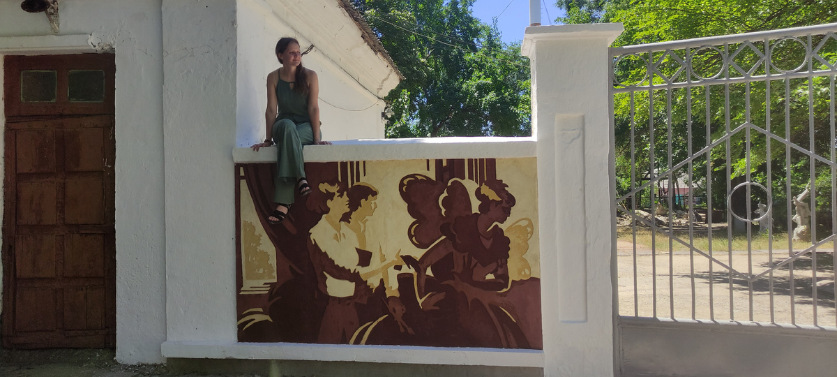 Дарья Пономаренко  на фоне фрагмента работы