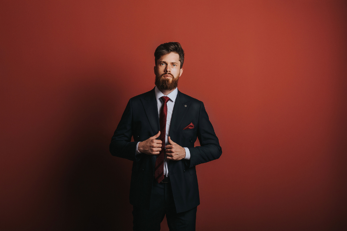 Мужской классический костюм в черном цвете, красный галстук и нагрудный платок, белая мужская сорочка Mazaltovman