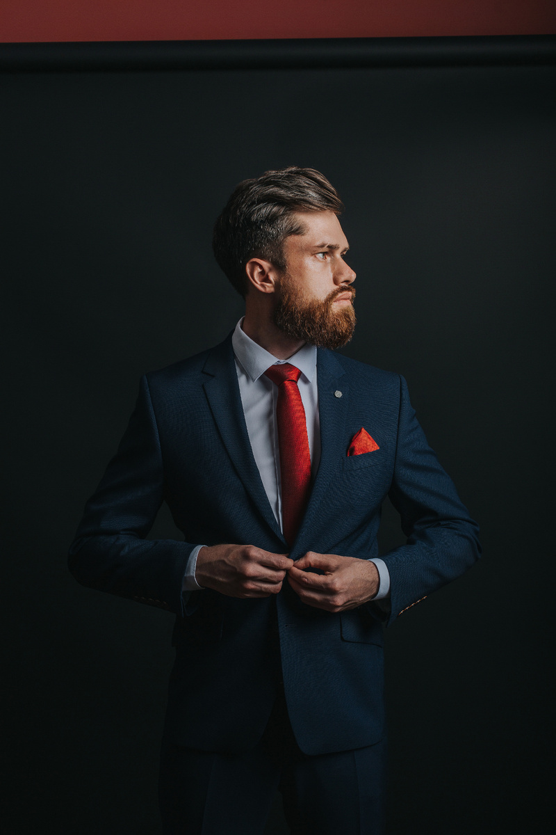 Мужской классический костюм в синем цвете, красный галстук и нагрудный платок, белая мужская сорочка Mazaltovman