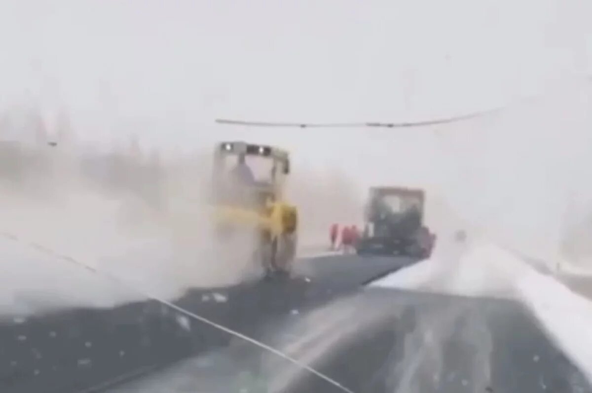    В Башкирии на трассе Сибай - Акъяр во время снегопада укладывали асфальт