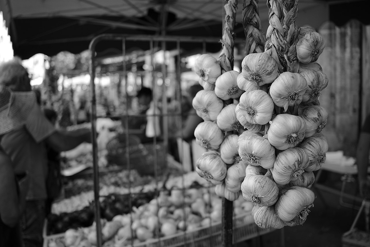 Стенд на ярмарке чеснока в Туре в 2018 году.