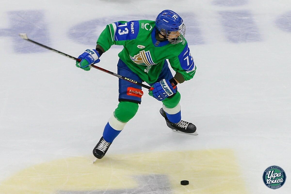 Защитник Ярослав Цулыгин за несколько секунд до голевого броска