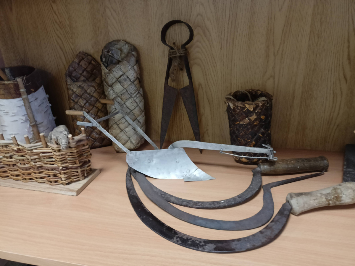 Вон они, ножницы на заднем плане. Фото из краеведческого музея. У нас где-то на печке должны лежать такие же