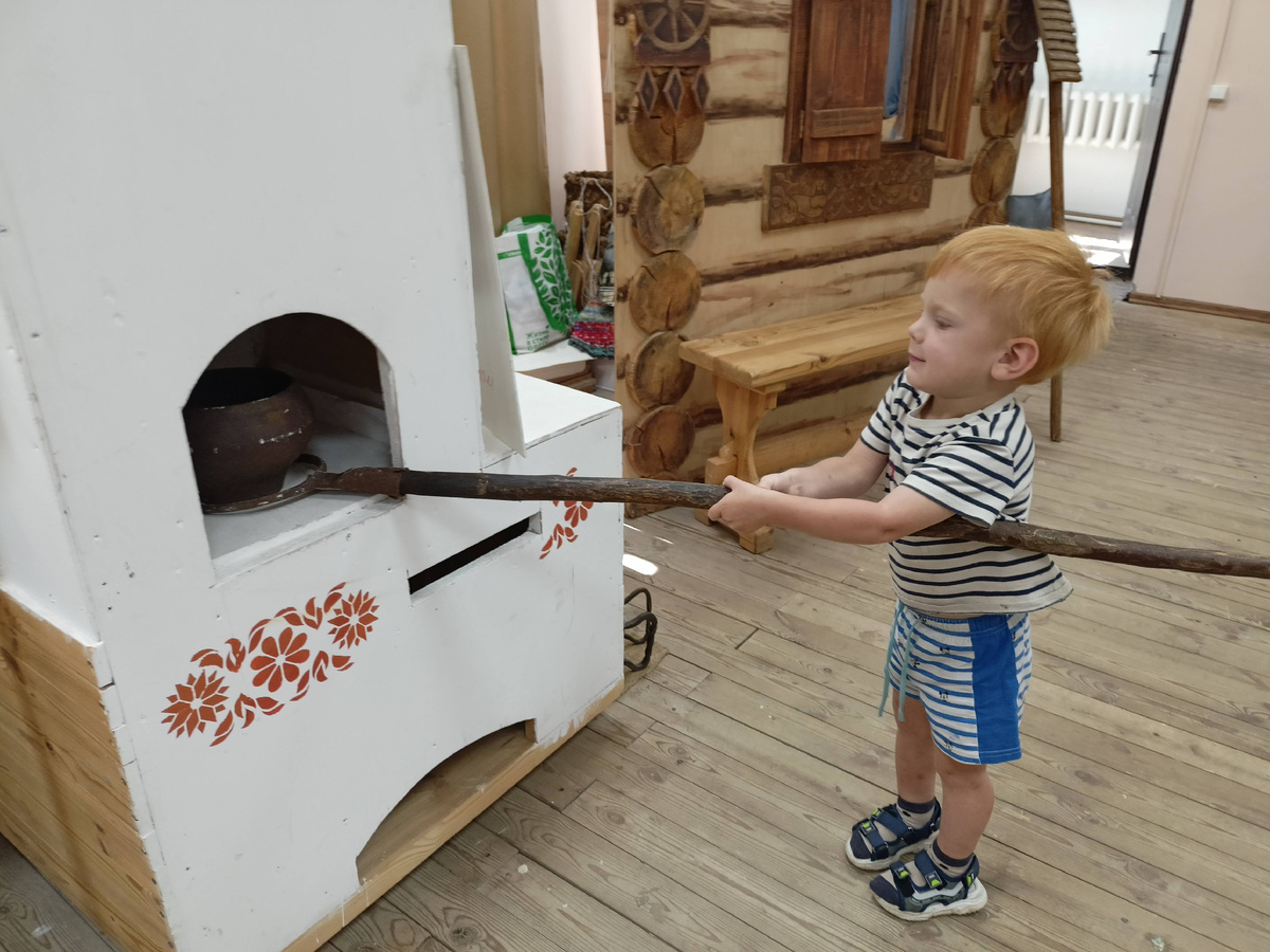 Ухват. Между прочим, ужержать полный чугунок довольно непросто, он все время норовит опрокинуться. Центр тяжести высоко