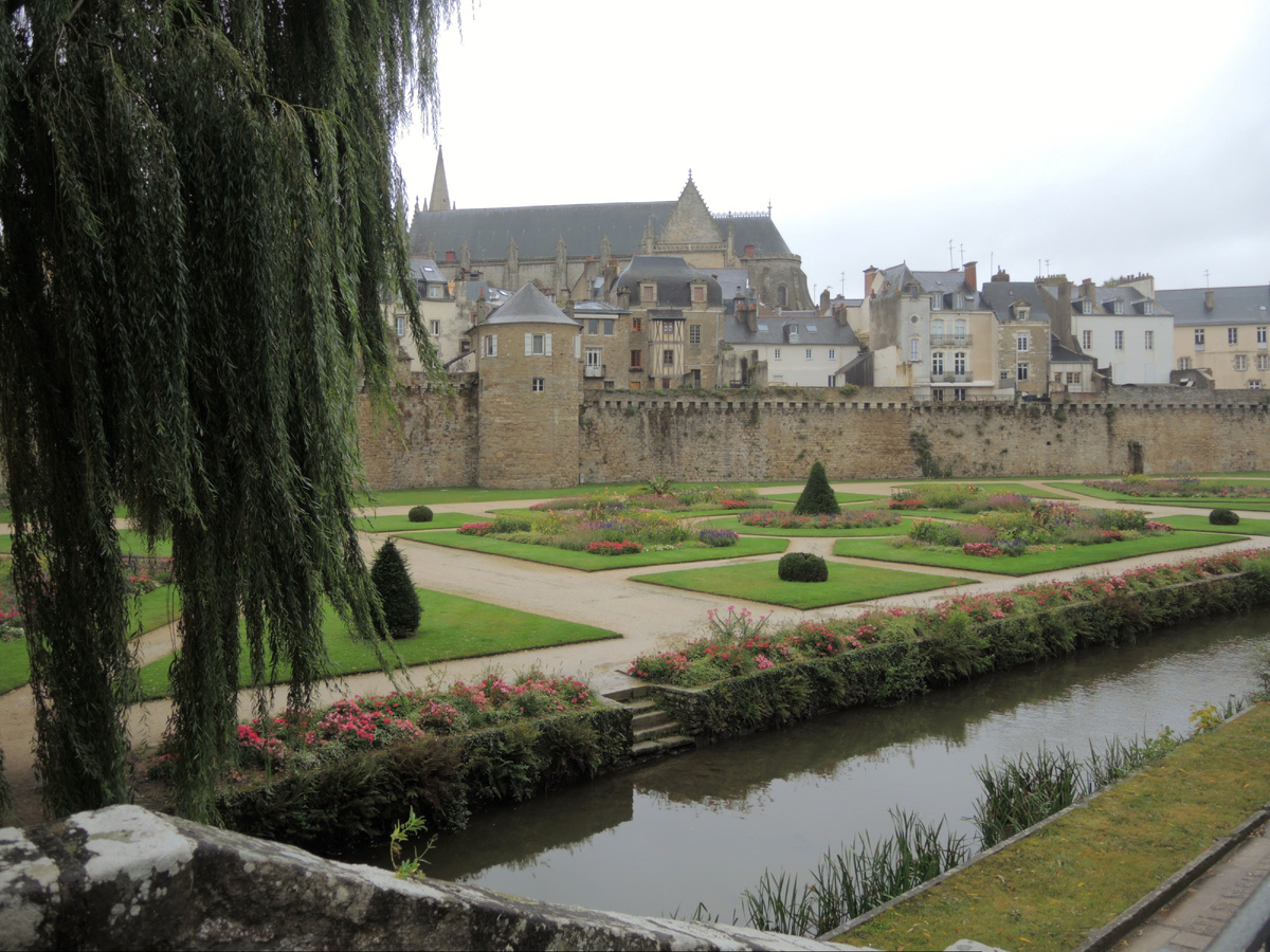 Старые крепостные стены и новый парк ☺️