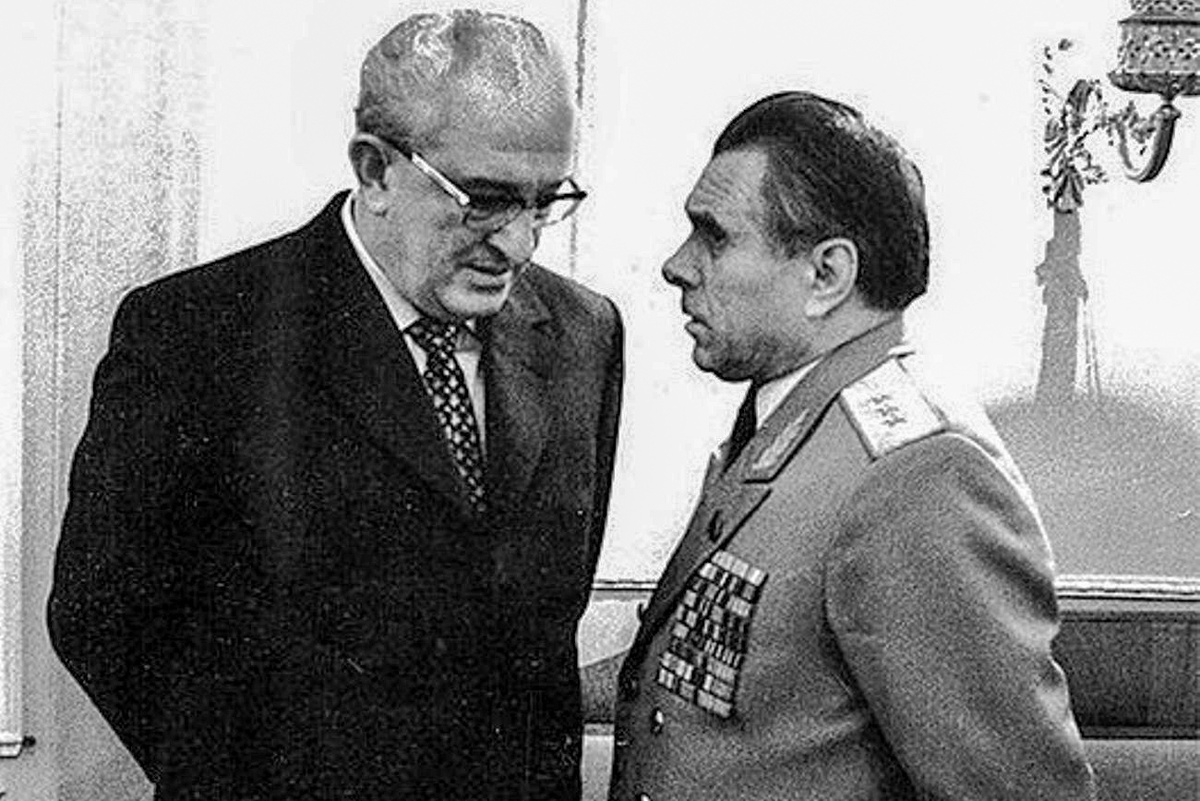 17 декабря 1982 года, через месяц после смерти Леонида Брежнева, Николай Щёлоков был освобождён с поста министра в связи с расследованием по фактам коррупции, начатым Андроповым после убийства милиционерами майора КГБ Афанасьева, и переведён в Группу генеральных инспекторов Министерства обороны СССР.