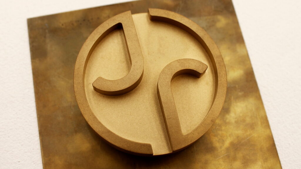    Такой логотип будет использоваться на ступичных колпаках колёсных дисков