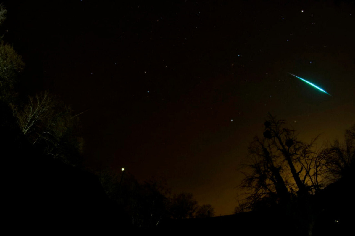 С метеорами, кстати, работает тот же принцип, что и с фейерверками, — благодаря добавлению тех или иных минералов вспышки становятся разноцветными. Фото: Метеорный поток Геминиды 2023 / ВКонтакте