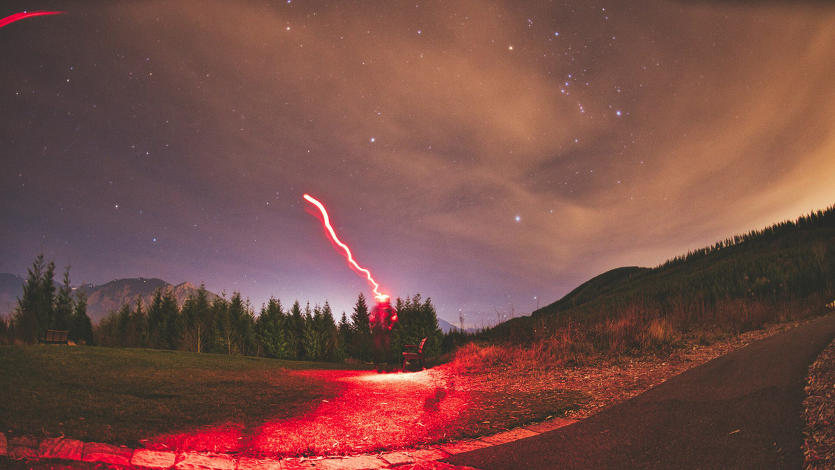 Когда Фаэтон пролетает мимо солнца, то нагревается, и так образуется хвост из смеси льда и камней. Многие падающие звёзды очень маленькие, однако в атмосфере сгорают ярко. Фото: Marco Bicca / Unsplash