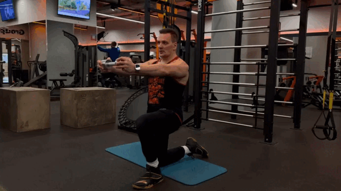 Встаньте на одно колено, вес держите на вытянутых руках. Позвоночник должен быть в нейтральном положении