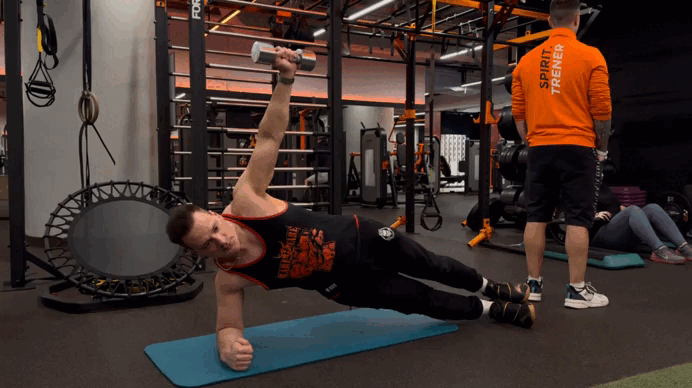 Повернитесь на бок, обопритесь на руку и вытянете ноги прямо, положив одну стопу на другую. Локоть должен быть прямо под плечом