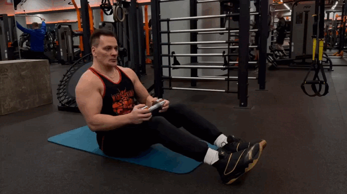 Сядьте на полу, согните ноги в коленях и упритесь пятками в пол. Позвоночник должен быть в нейтральном положении. Держите вес на согнутых руках, не прижимая к животу