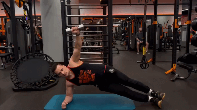 Повернитесь на бок, обопритесь на руку и вытянете ноги прямо, положив одну стопу на другую. Локоть должен быть прямо под плечом