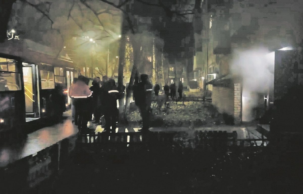    Из подвала вырывались столбы пара