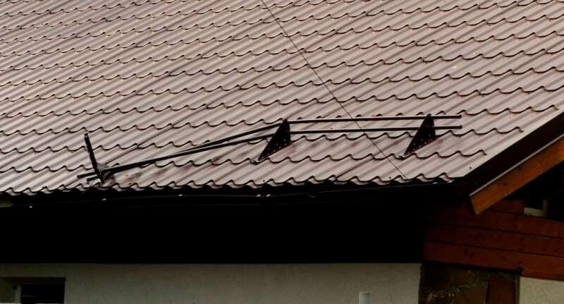 сорванный снегозадержатель