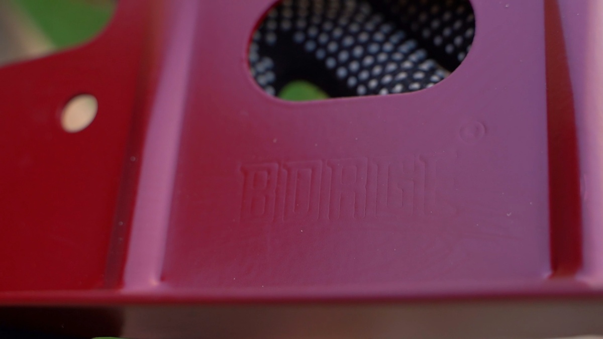 логотип ТМ BORGE выбитый на кронштейне снегозадержателя 