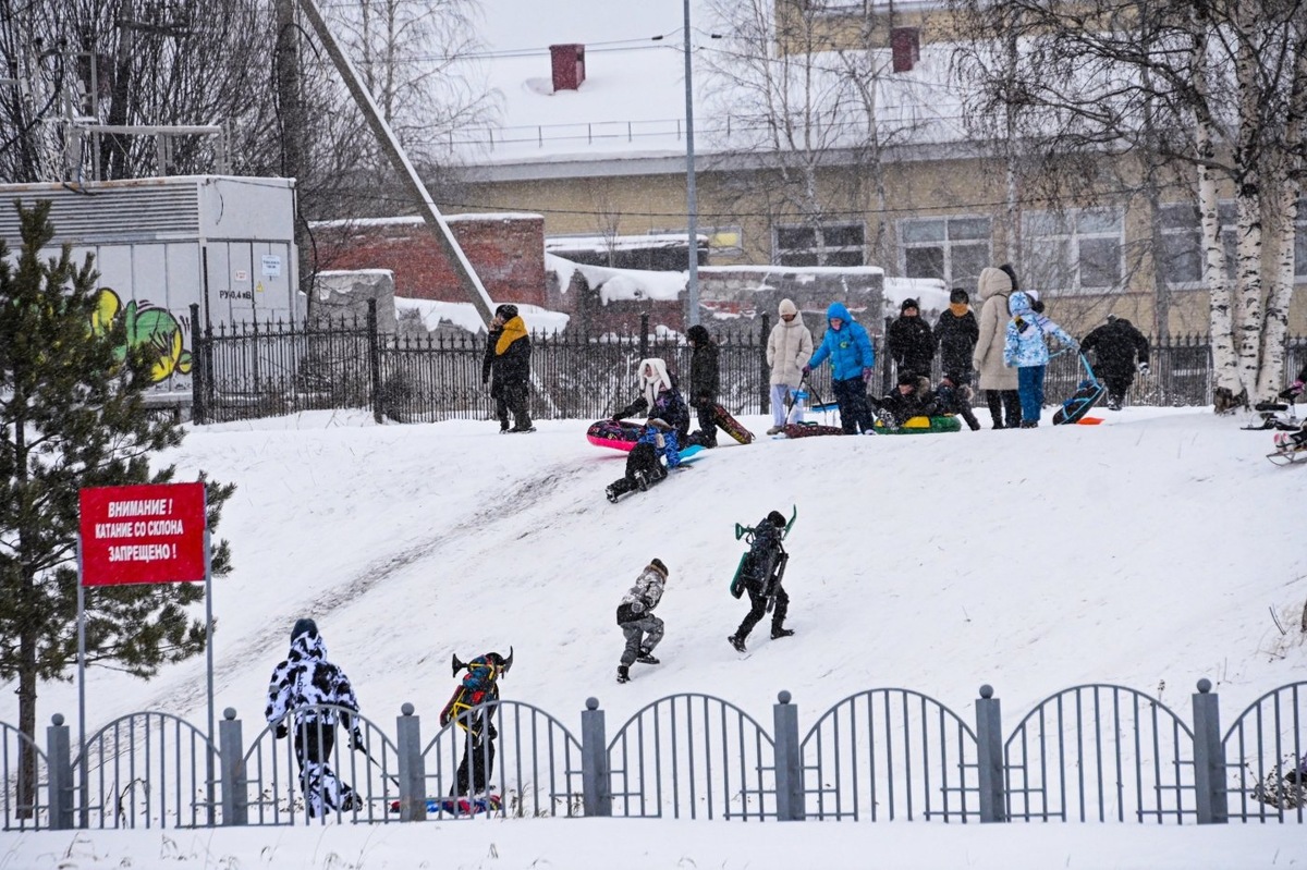    Глава Нефтеюганска напомнил управляющим компаниям о необходимости уборки снежных масс