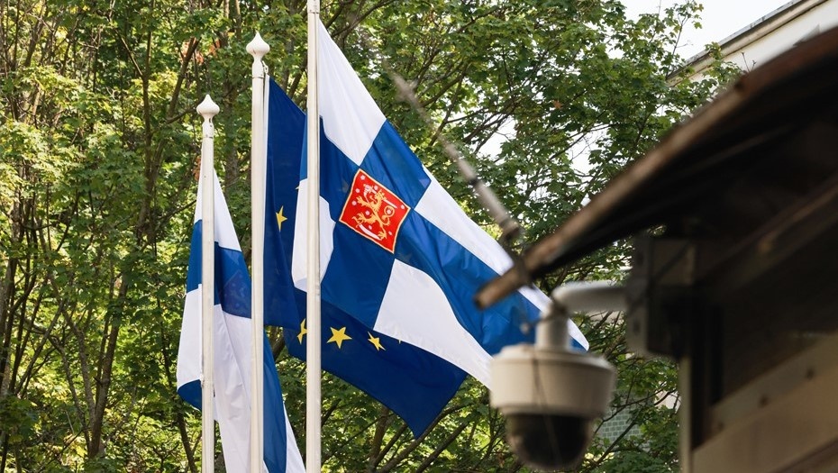    Флаги Финляндии и Европейского Союза у здания посольства Финляндии в Москве. Автор фото: Владимир Гердо/ТАСС