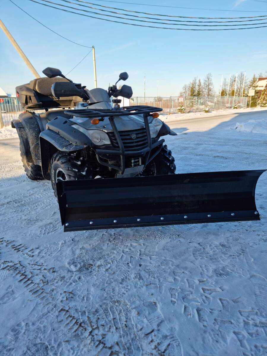 Установленный снегоотвал "ТРЕЙЛЕР" 