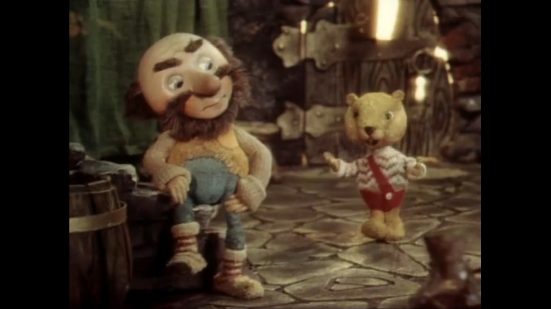 Мама попросила бааааальшой мешок муки! Она печет торт, а магазины закрыты!