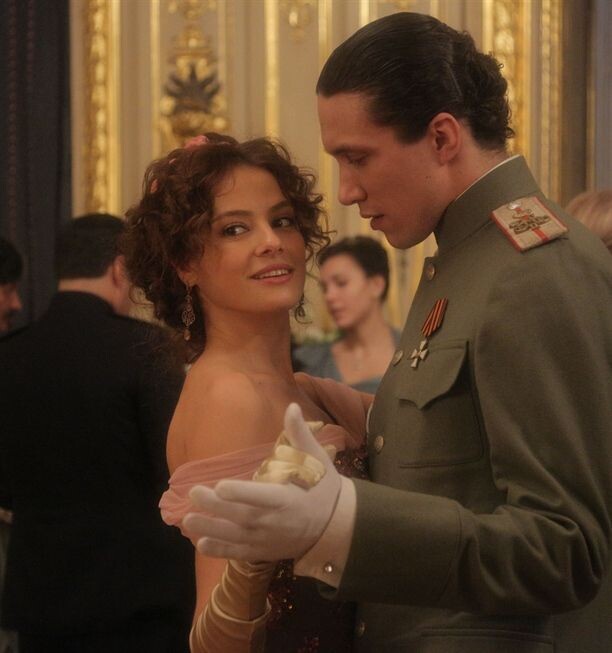 Тина со своим женихом до революции. Эти серии снимались в Санкт-Петербурге. Фото с интернета. 