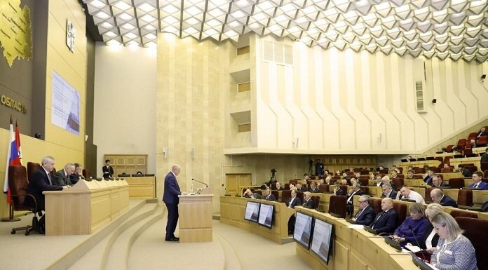    Олег Клемешов во время доклада. Фото пресс-службы Заксобрания Новосибирской области