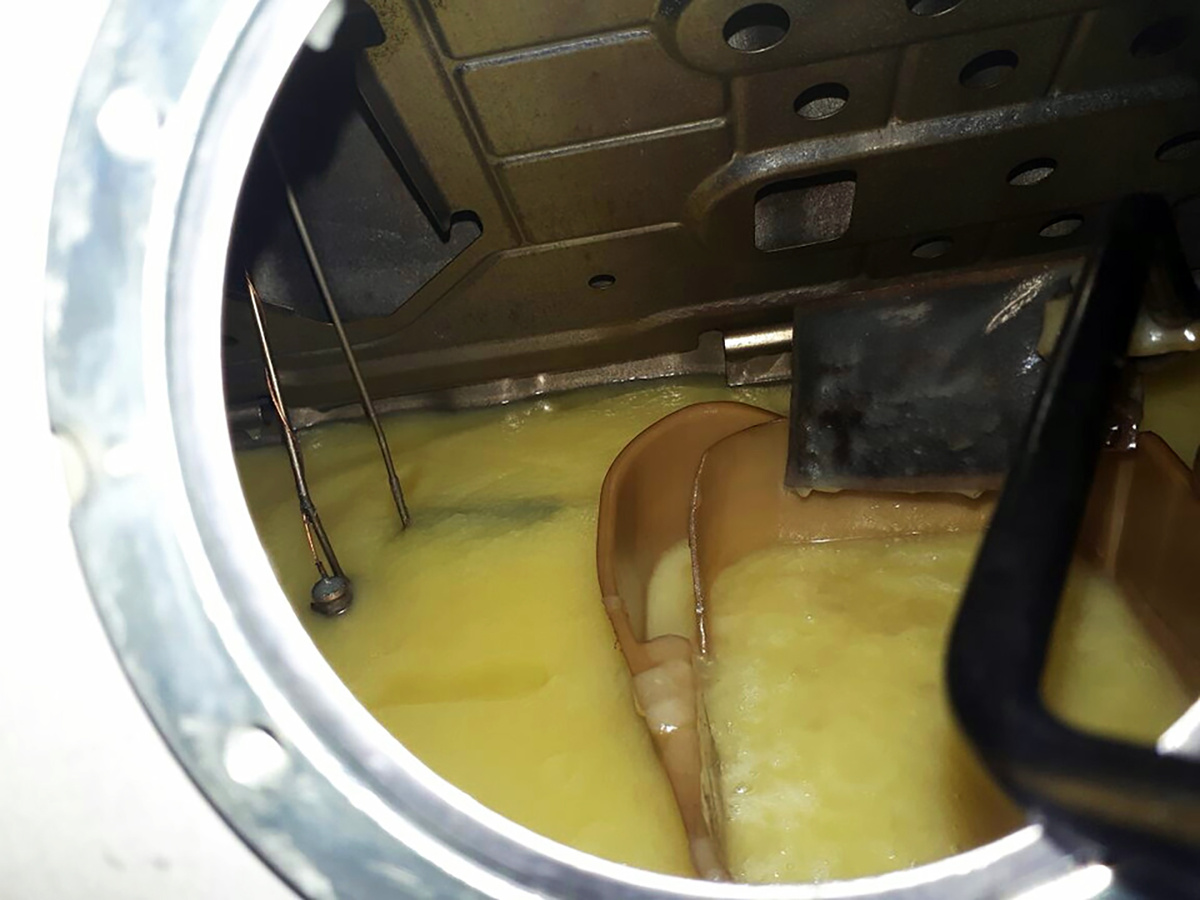 Синяя солярка. Сливают солярку. Печное топливо цвет. Солярка. Можно ли в соляру.