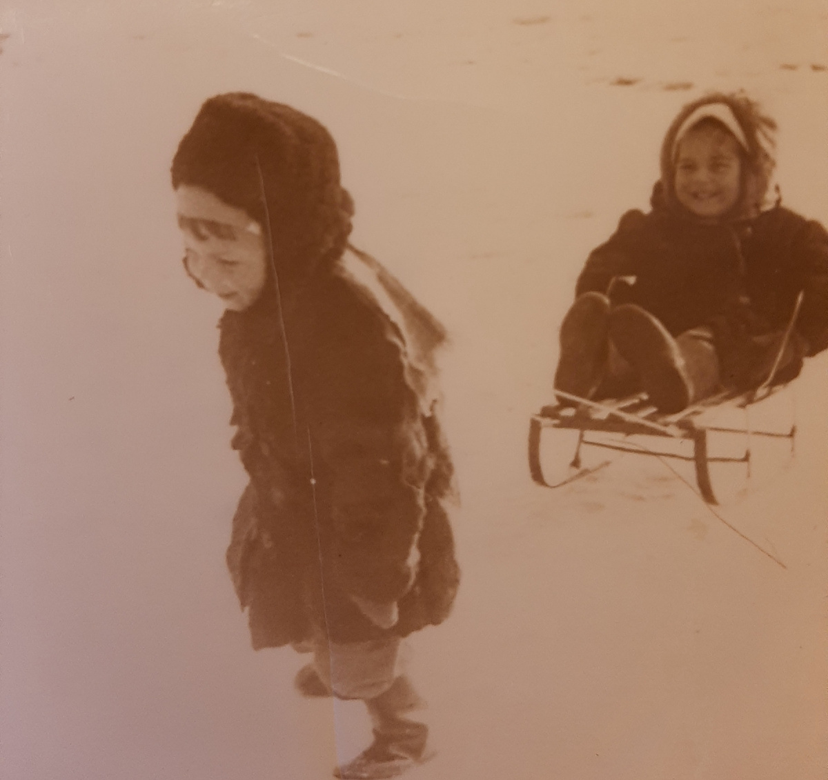 Барановичи. Меня на санках везет друг Игорь, что старше меня на год.