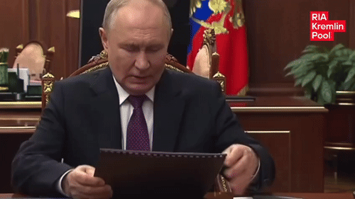 Путин в среду встретился с Денисом Мантуровым. Конспирологи уверены: "Двойник. Или видео записано заранее". Видео: ТГ-канал RIA Kremlinpool