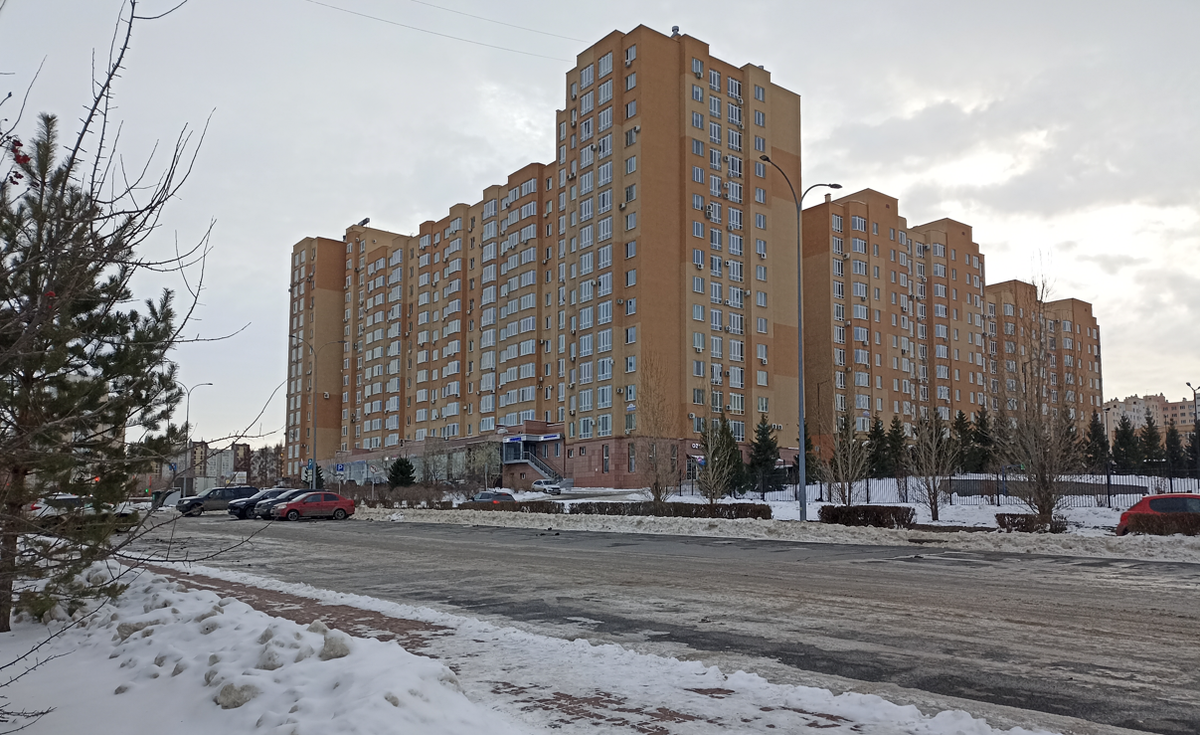 фото автора - в этом доме находится клиника, где лечусь