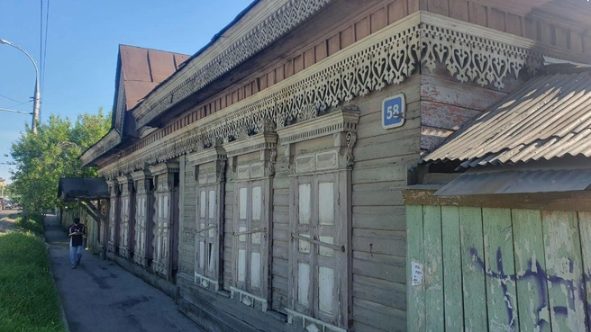 Снесенный 22 августе 2024 года доходный дом Шаламовой. Здание являлось выявленным объектом культурного наследия. Прямо перед сносом памятник деревянной архитектуры вывели из реестра объектов культурного наследия. Фото сделано волонтерами проекта "Родные ставни".
