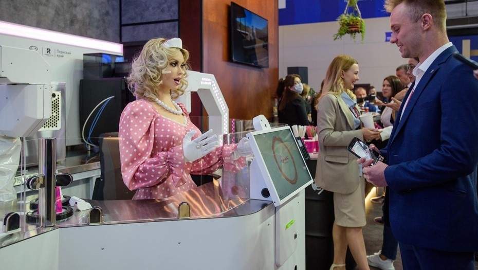    Работа ПМЭФ 2022. Робот "Дуняша". Автор фото: Ермохин Сергей