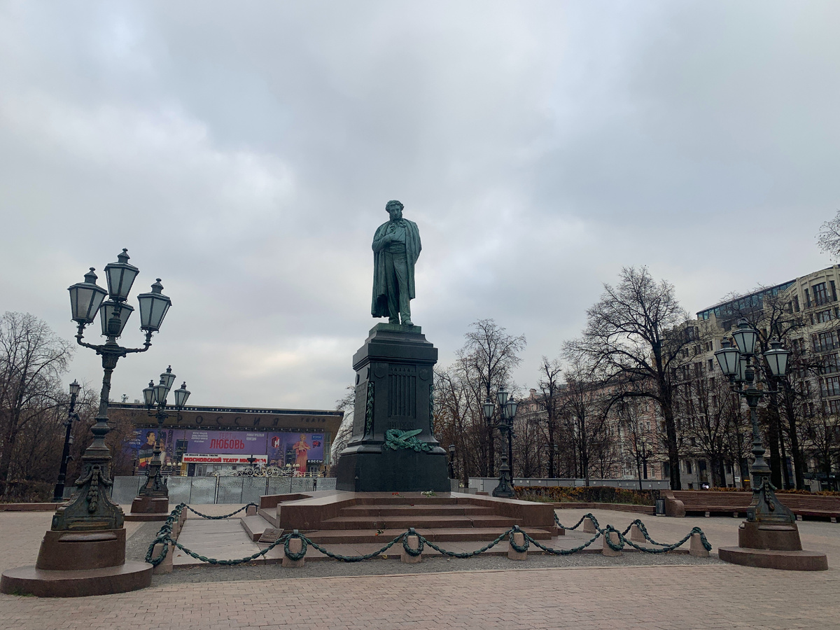 Рукотворный памятник солнцу русской поэзии, перенесенный на другую сторону Тверской в 1950 году.